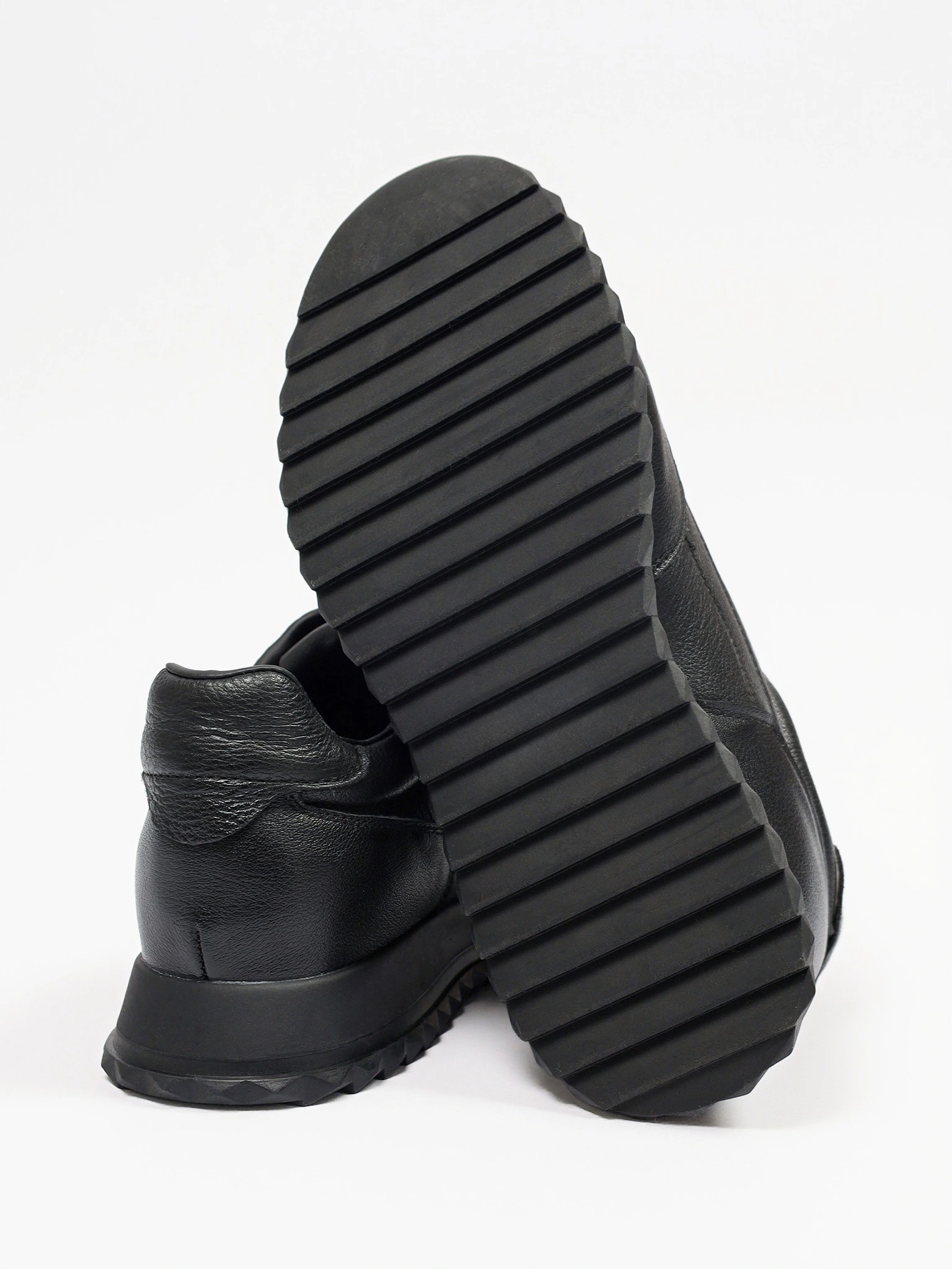 Кроссовки черного цвета на низкой рельефной подошве